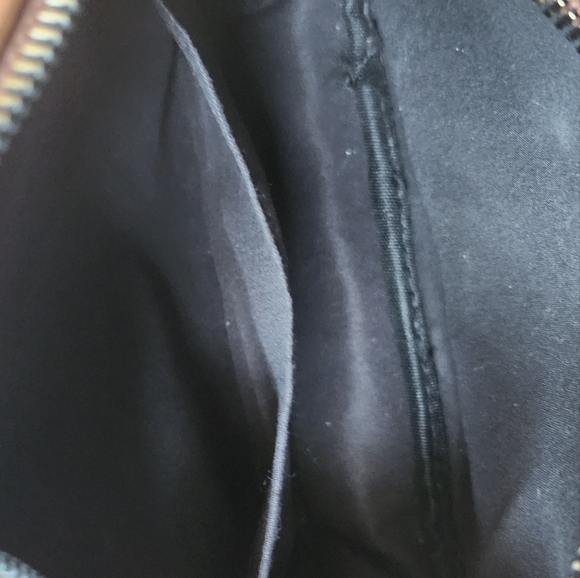 CLASSIC ZIP CROSSBODY BAG - Picture 8 of 8